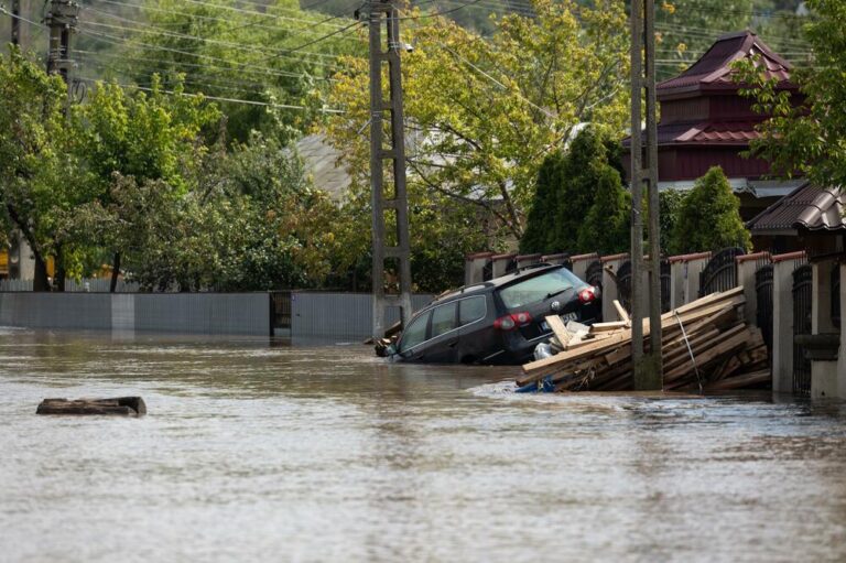 Шест души загинаха след воден потоп в Източна Румъния
