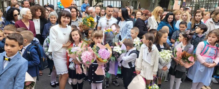 Учебната година започна! 24 800 ученици влязоха в класните стаи в Бургас