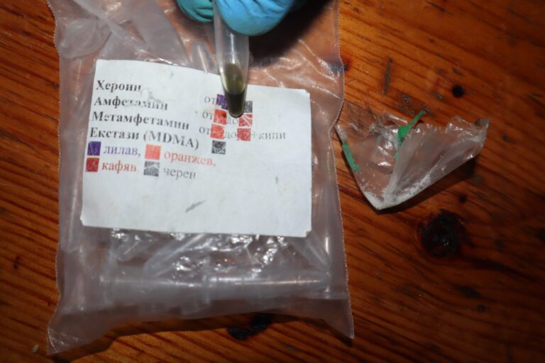 Задържаха баща и син от „Победа“ за разпространение на наркотици /снимки/