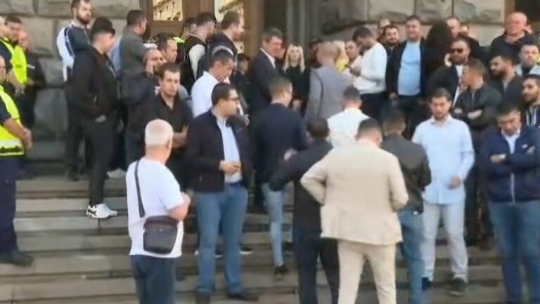 Напрежение пред входа на ЦИК: ДПС на Доган и Новото начало на Пеевски спорят кой ще бъде пръв