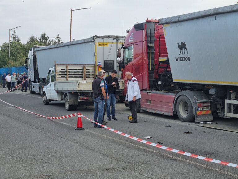 КАТ Бургас: Неправилно паркирани тирове са блокирали тротоара и са довели до тежката катастрофа с пешеходци
