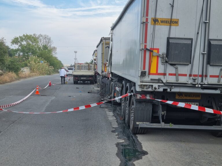 Мъж и жена загинаха, притиснати от микробус до безмитната зона. Tрети човек е в болница (снимки)
