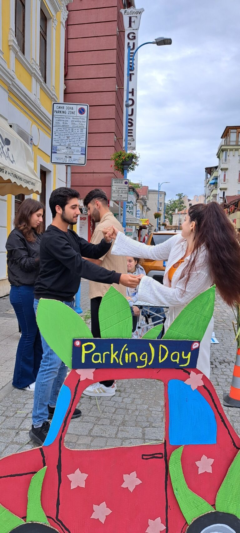 Преобразиха паркинги в Бургас за Park(ing) day /снимки/
