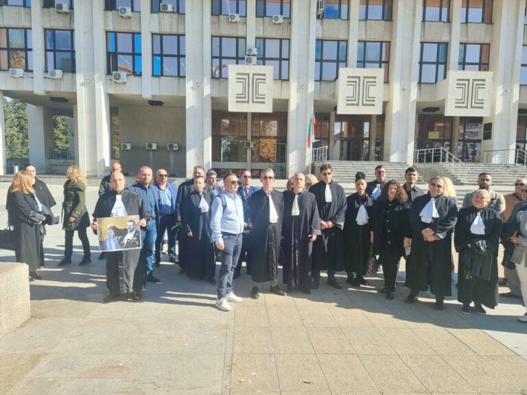 Бургаски адвокати протестираха срещу процедурата за избор на главен прокурор /снимки/