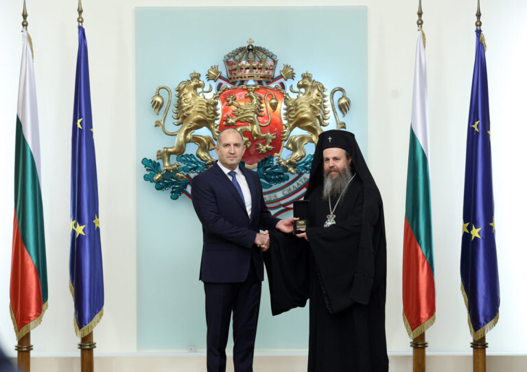 Румен Радев удостои с Почетния знак на държавния глава Неврокопския митрополит Серафим