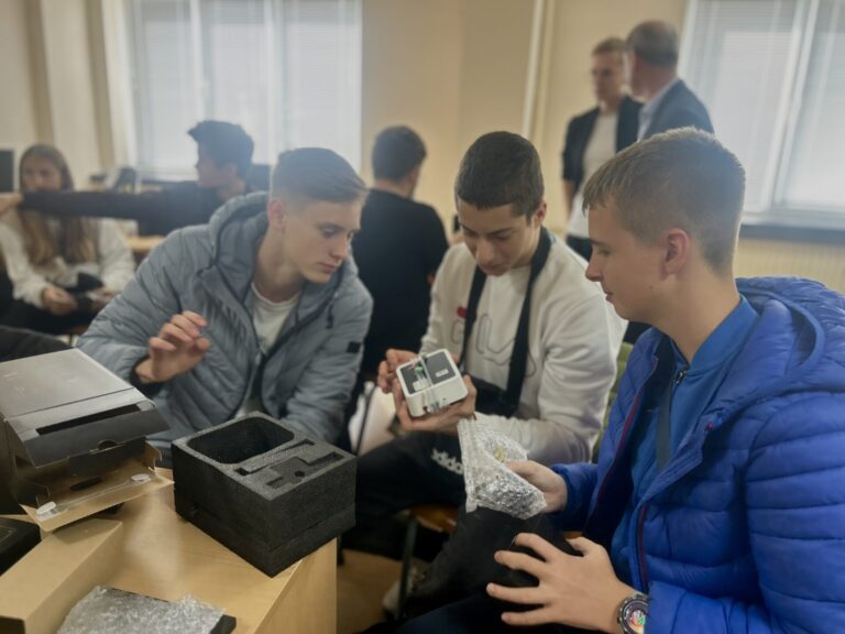 Университет „Проф. д-р Асен Златаров“ с гордост обявява старта на нов курс по Роботика /снимки/