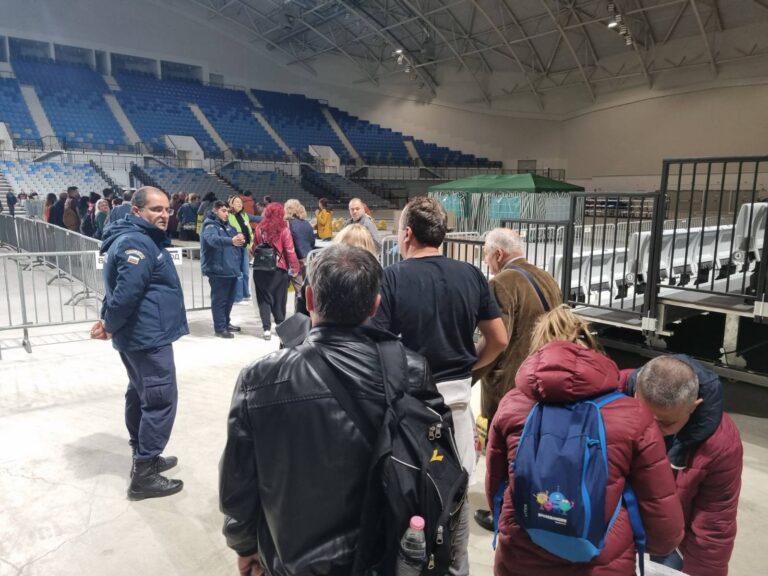 Започна приемането на бюлетните в „Арена Бургас“, очертава се 8 партиен парламент /снимки/