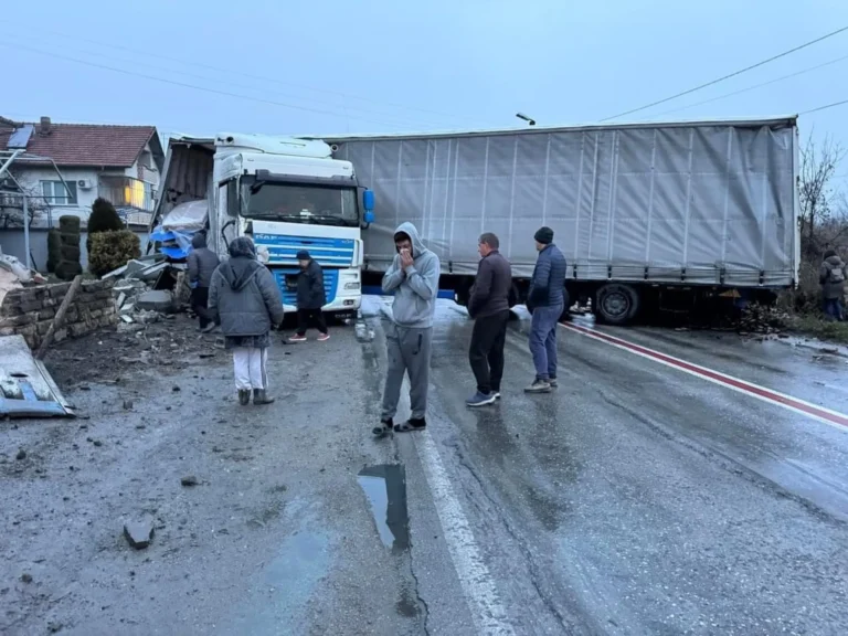 Тир самокатастрофира и се вряза в ограда на къща
