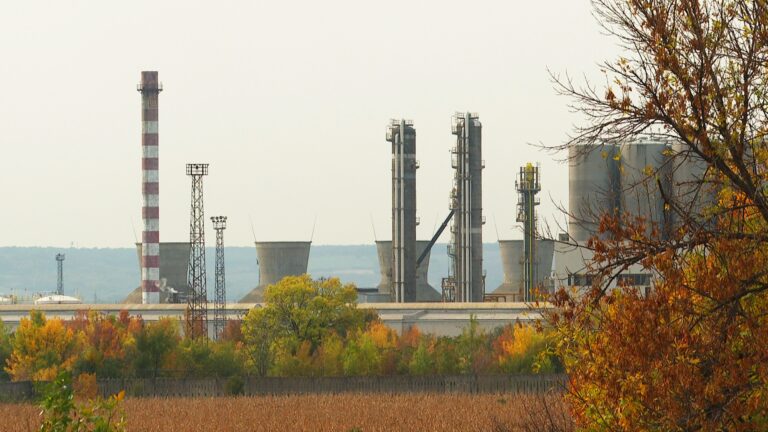 „Лукойл“ продава рафинерията в Бургас на катарско-британски консорциум, според източници на в. „Файненшъл таймс“