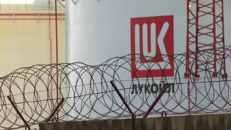 Делян Пеевски поиска България да купи „Лукойл-Нефтохим“