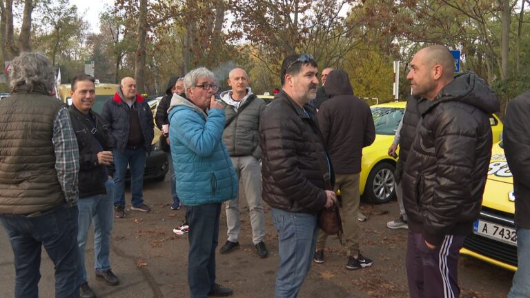 Таксиметровите водачи в Бургас тръгват на протест в два лъча, обмислят да видгнат цените