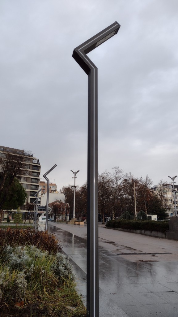 Ново осветление на „Тройката“ и в градинката до Часовника