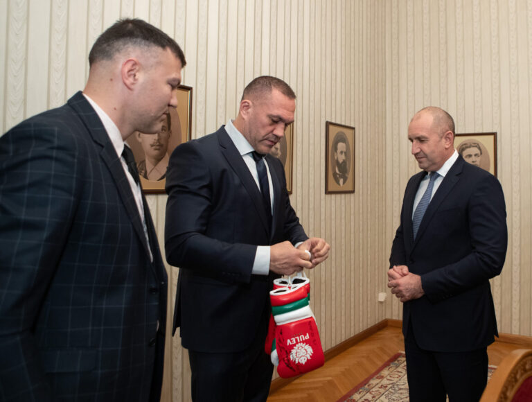 Кубрат и Тервел Пулеви подариха на държавния глава боксови ръкавици