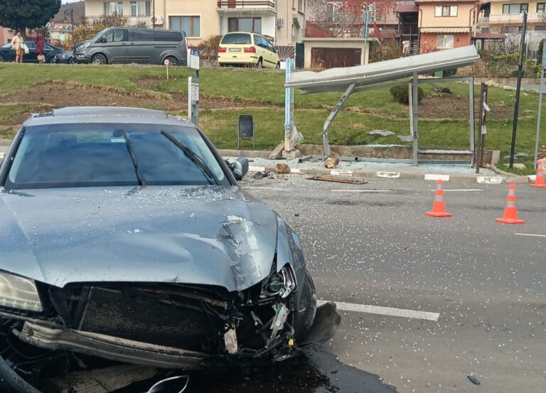 Автомобил помете автобусна спирка в Свети Влас