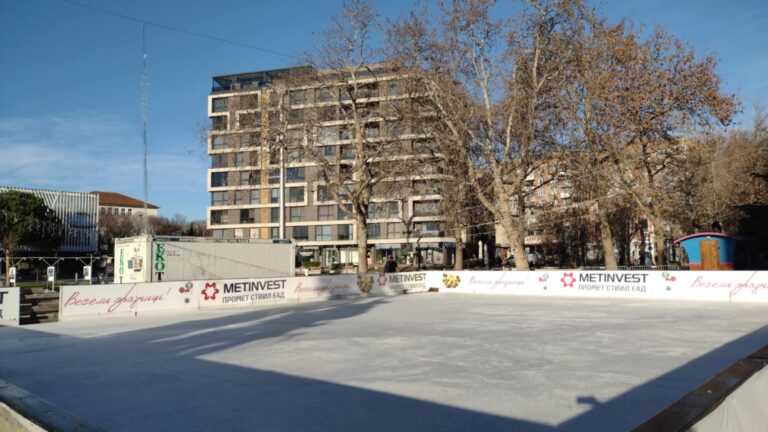 Ледената пързалка на площад „Тройката“ е готова! Откриват я в сряда