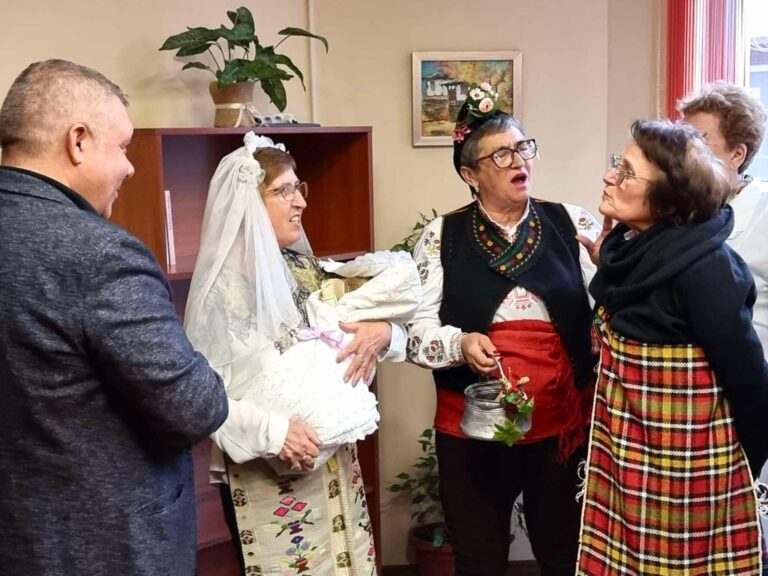 Баби с плачещо „бебе“ посетиха кмета на Свети Влас