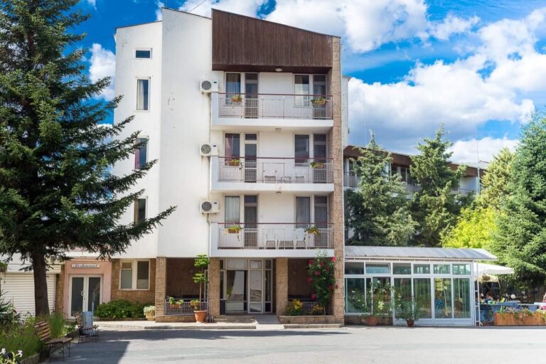 Мъж от Новозагорско задигна цели 12 климатика от министерската база в Слънчев бряг