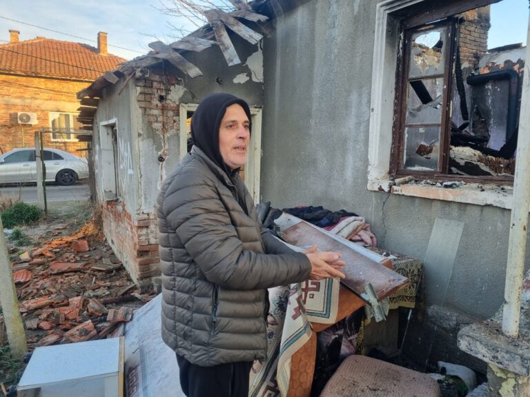 Емурла Мехмед рискува живота си, за да спаси майка и дъщеря с увреждания от пожар в Камено