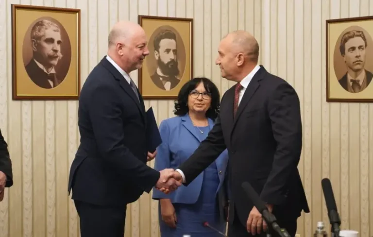Президентът Румен Радев връчи първия мандат на ГЕРБ-СДС /видео/