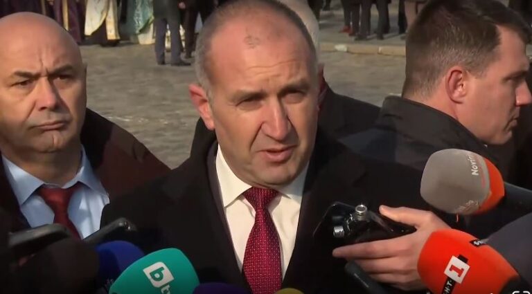 Президентът Румен Радев обяви, че ще даде още няколко дни на политическите партии, преди да връчи първия мандат за съставяне на правителство.