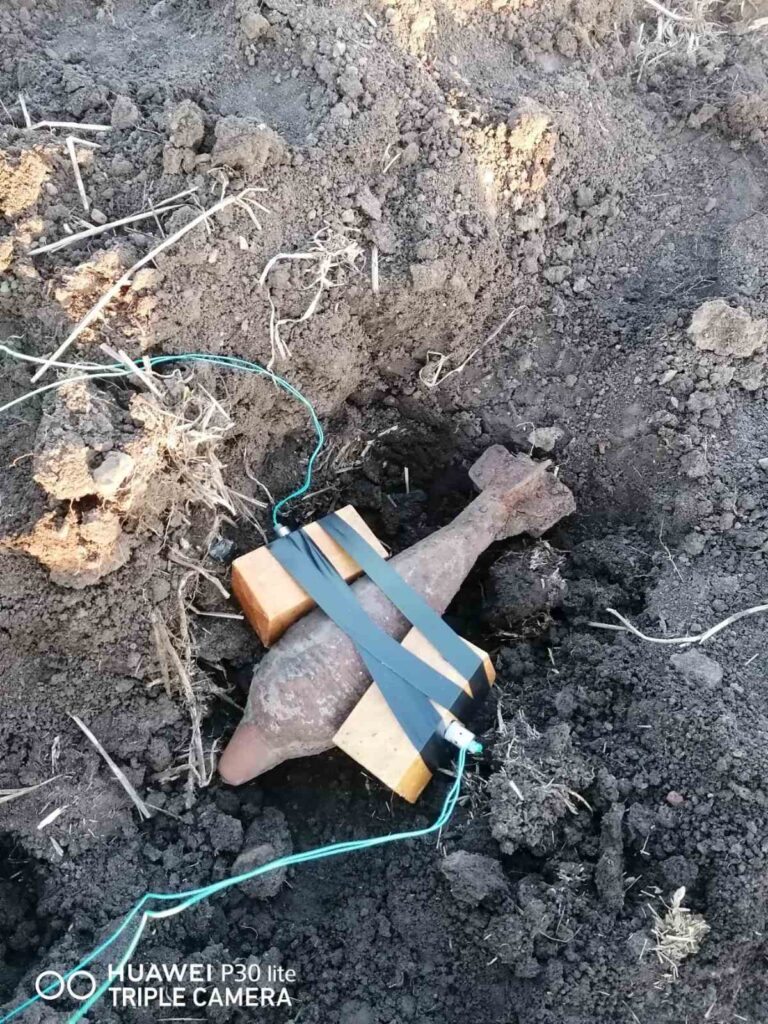 Взривиха мина в нива до с. Порой /снимки/