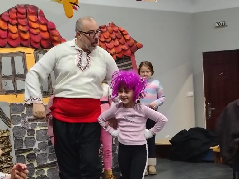 „Театър за всички“ акостира в читалището на кв. „Долно Езерово“ /снимки/