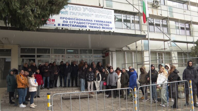 Протест в подкрепа на директора на Спортното училище в Бургас /снимки/
