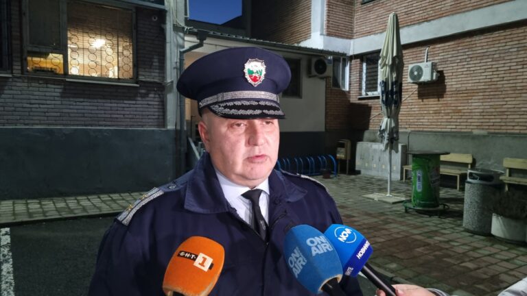 Малолетни момичета се биха свирепо в мол в Бургас, заради спор за тениска /видео/
