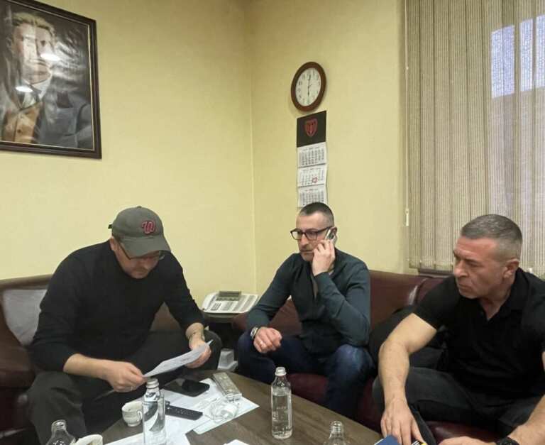 Министър Митов разпореди установяване и задържане на отговорните за вандалските посегателства над сградата на ЕК и ЕП в София