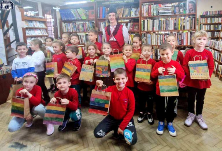 Малчугани от ДГ „Калина Малина“ в Несебър на среща с Хитър Петър в библиотеката
