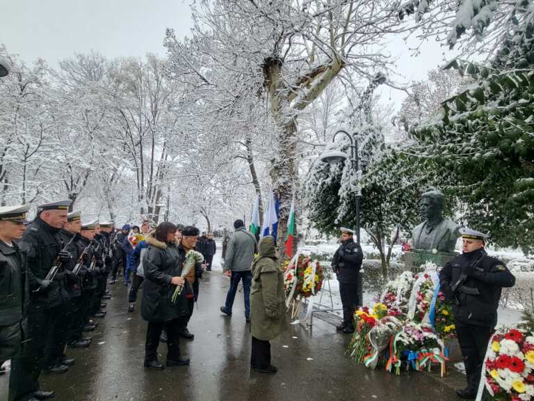 В снежен Бургас стотици почетоха паметта на Апостола