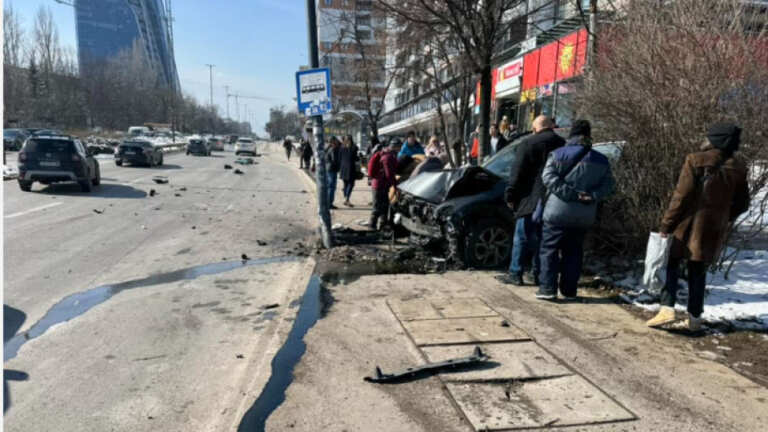 Кола се вряза в автобусна спирка в София, двама са в болница