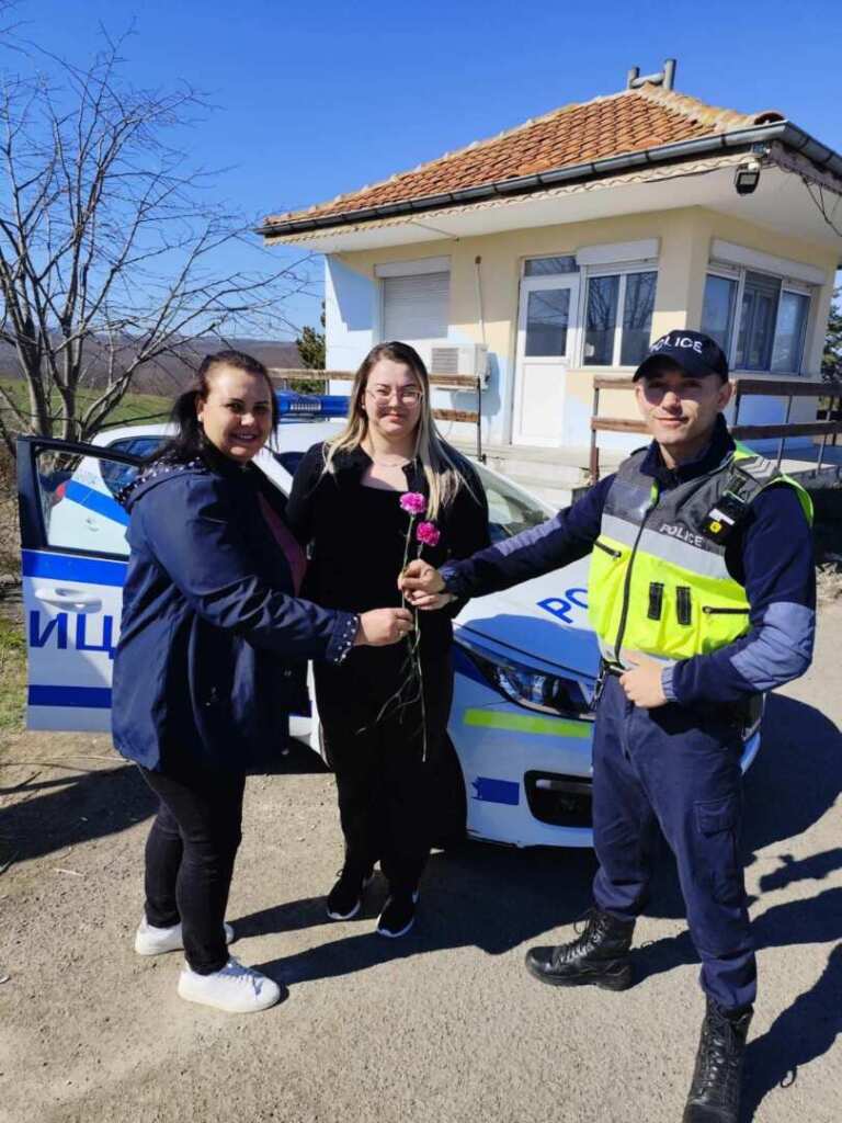 Цвете изненада, вместо проверка на пътя, за дамите зад волана