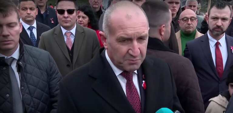 Румен Радев: Позицията на кабинета за войната в Украйна е губеща