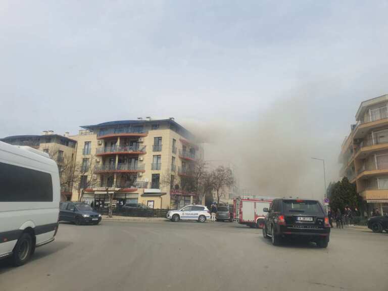 Гори покрив на апартхотел в Слънчев бряг