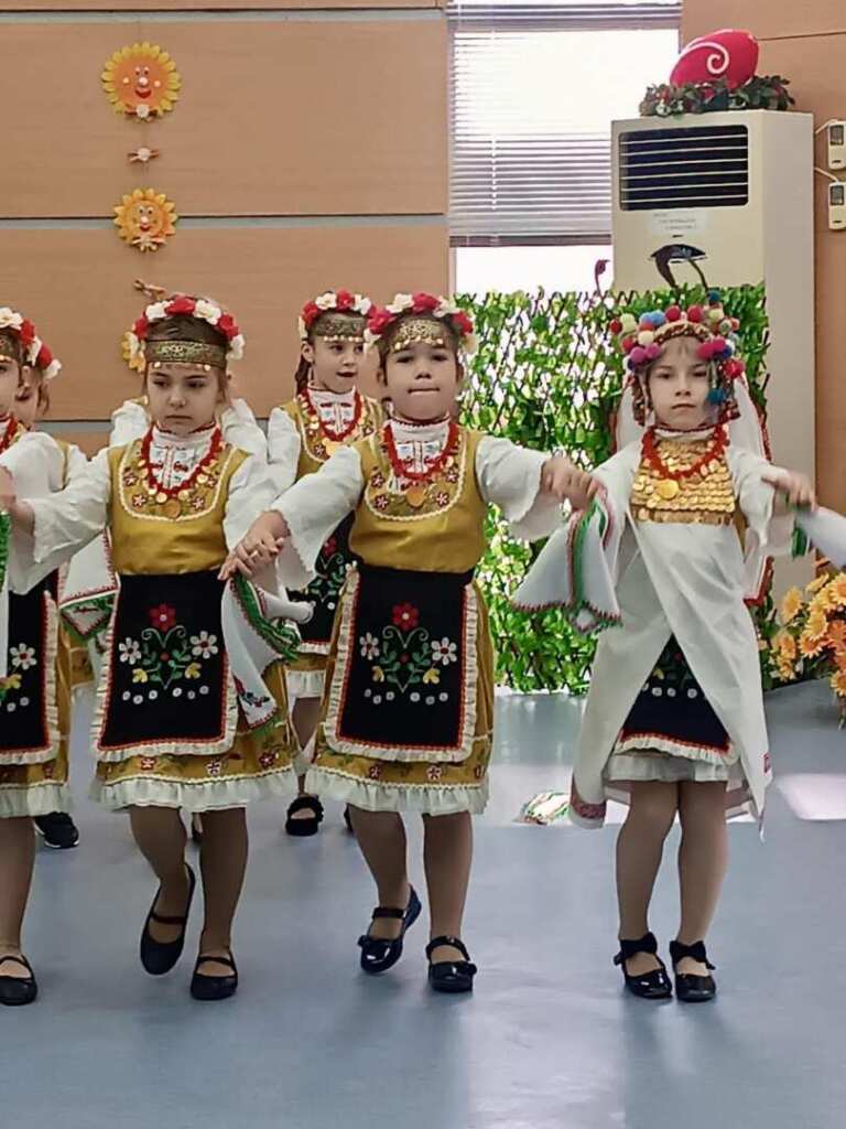 Лазарки огласиха с песни кметството в Свети Влас
