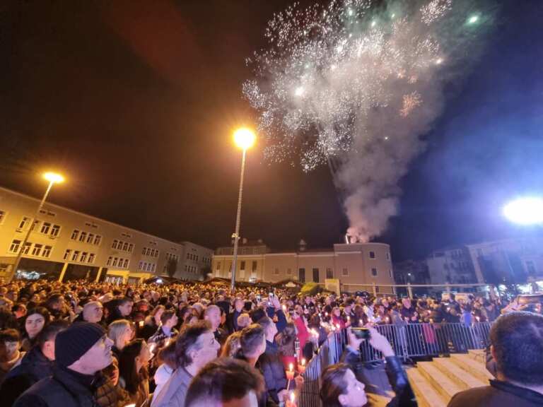 Стотици се поздравиха с Христос Воскресе под пищна заря в Бургас