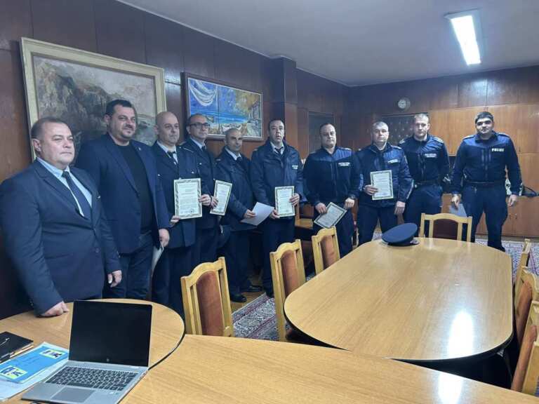 Наградиха полицаи, спасили семейство от рушаща се сграда