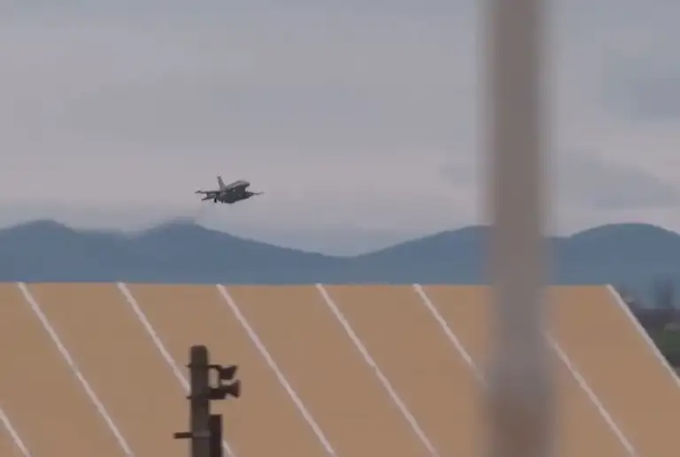 Първият български F-16 кацна у нас (видео)