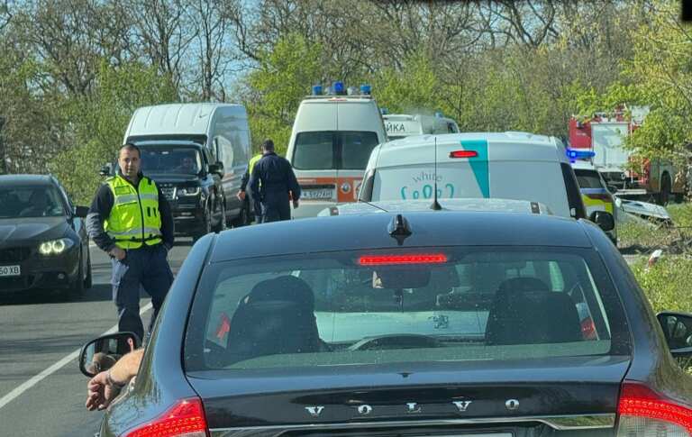 Румънски турист връхлетя срещу Mercedes в насрещното — цяло семейство в болница!