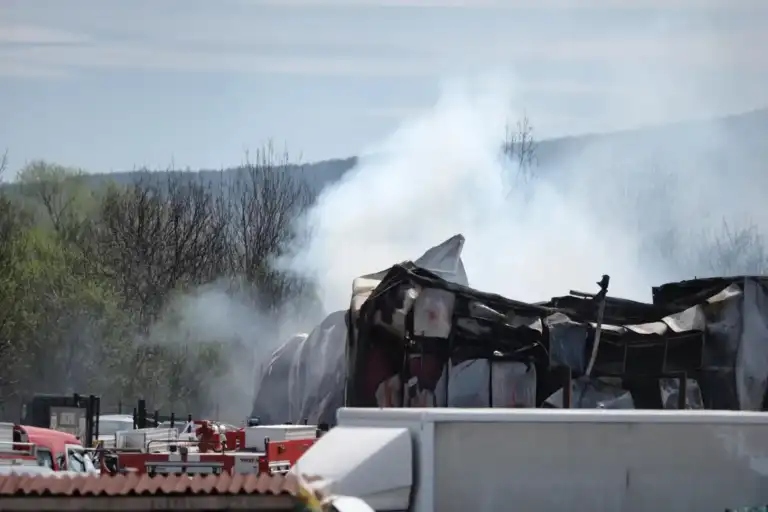 Пожар в автосервиз в Долни Лозен, има обгазени