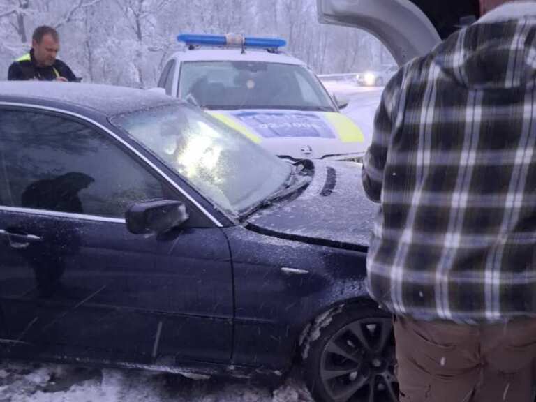 Пътят Слънчев бряг- Варна е затворен заради катастрофа и снеговалеж /снимки/