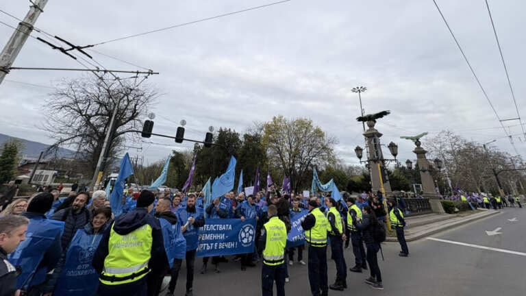 Протест на служителите в градския транспорт блокира София