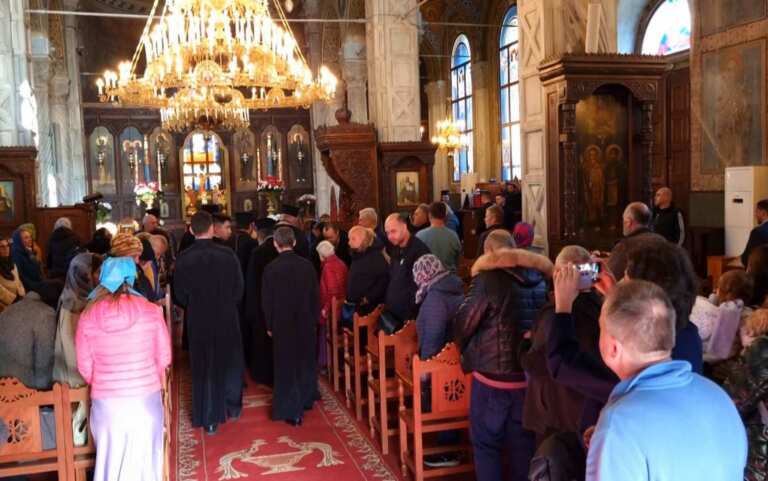 Десетки миряни изпълниха храмовете в Бургас, за да посрещнат плащаницата