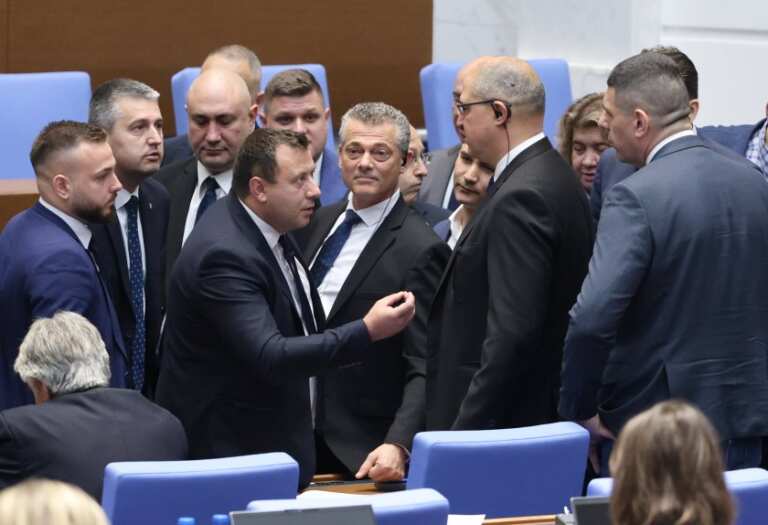 Скандал в парламента: Почти до бой се стигна между депутати от „Възраждане“ и ПП-ДБ