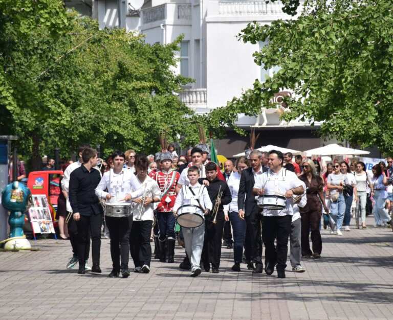 Поморие чества 24 май, почитайки делото на светите братя и на съвременните духовни деятели