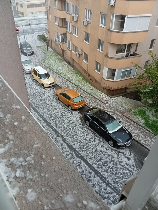 Силен дъжд с градушка удари Бургас