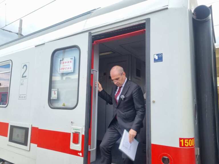 Министър Караджов пристигна с влак от София до Бургас за 5 часа и 32 минути