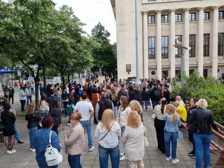 Медици излязоха на протест в Бургас: Системата ни изтощава, вместо да ни подкрепя /снимки/