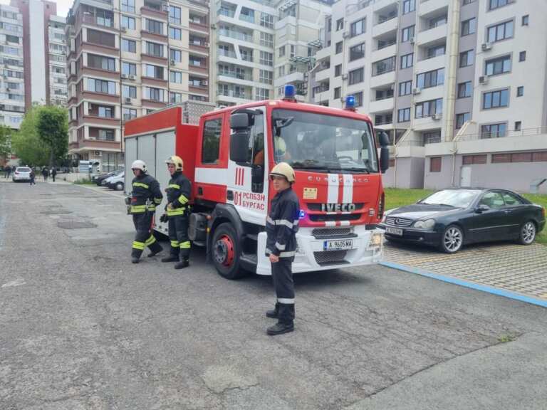 Горяха дървени траверси в подлез в Бургас